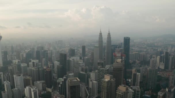 Gece Kuala Lumpur Şehir Siluetinin Yüksek Katlı Binadan Görünümü — Stok video