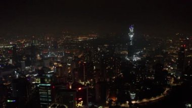 Gece Kuala Lumpur şehir siluetinin yüksek katlı binadan görünümü