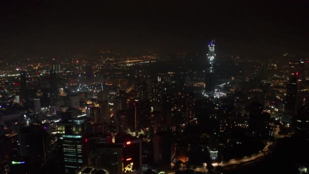 밤에는 쿠알라룸푸르 스카이라인의 빌딩에서 바라볼 있습니다 — 비디오