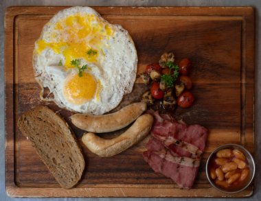 Ahşap tepside tam pişmiş İngiliz kahvaltısının en iyi görünümü