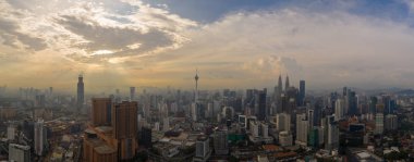 Bulutlu bir günde Kuala Lumpur şehir siluetinin havadan panoraması; Malezya