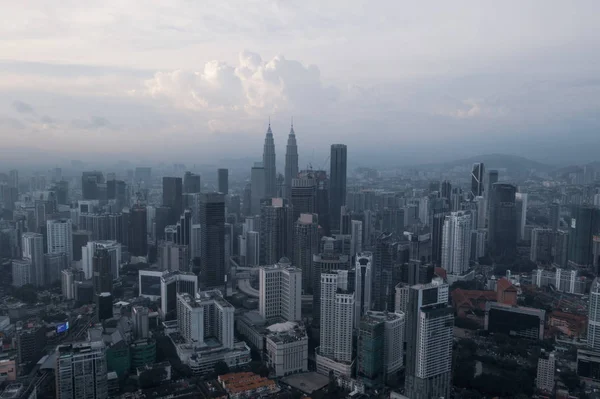 Vista Aérea Drone Horizonte Cidade Kuala Lumpur Durante Dia Nublado — Fotografia de Stock