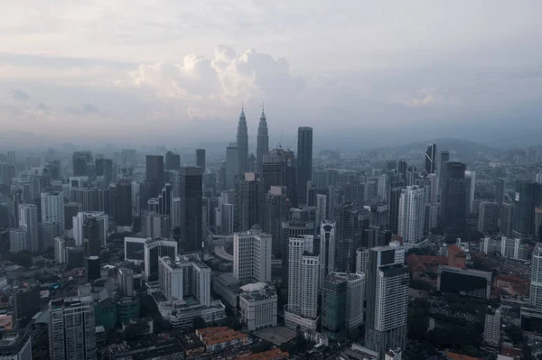 Bulutlu Bir Günde Kuala Lumpur Şehir Siluetinin Havadan Insansız Hava — Stok fotoğraf