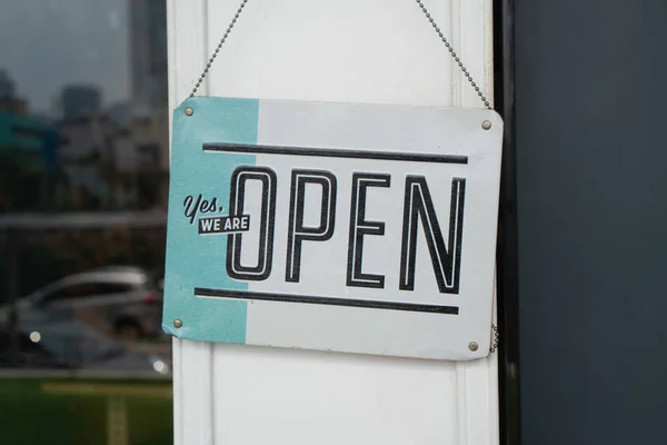 Open Segno Appendere Sulla Porta Del Caffè Strada All Ingresso — Foto Stock