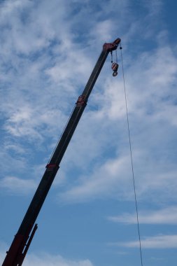 Vinç bulutlu gökyüzü arka plan üzerinde izole