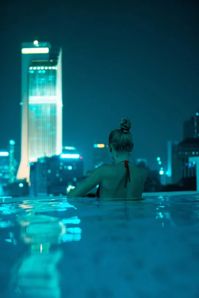 Vista Posteriore Della Donna Nella Piscina All Aperto Con Vista — Foto Stock