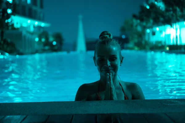 Mujer Piscina Aire Libre Con Vista Borrosa Ciudad Por Noche — Foto de Stock