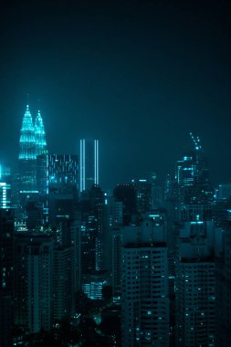 Gece Kuala Lumpur şehir siluetinin havadan drone görünümü, Malezya
