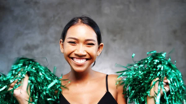 Retrato Bela Menina Sorridente Jovem Com Verde Cheerleader Pom Poms — Fotografia de Stock