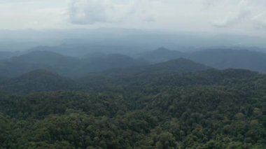 Phangnga 'da bulutlu bir günde, Tayland' da güzel dağ manzarasının insansız hava aracı görüntüsü
