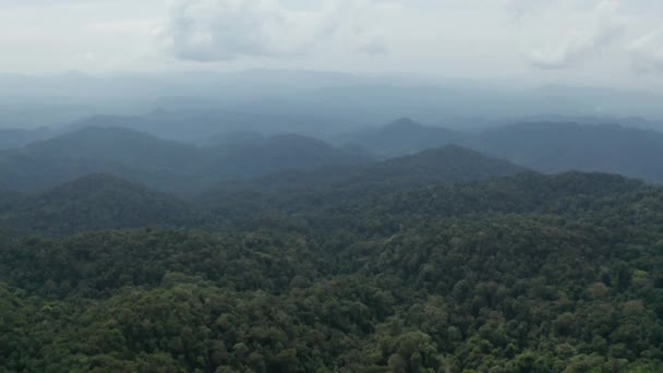 Drohnenaufnahme Der Wunderschönen Berglandschaft Phangnga Bei Bewölktem Tag Thailand — Stockvideo