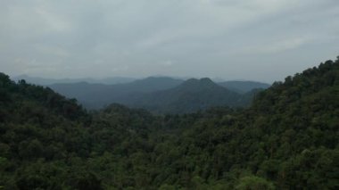 Phangnga 'da bulutlu bir günde, Tayland' da güzel dağ manzarasının insansız hava aracı görüntüsü