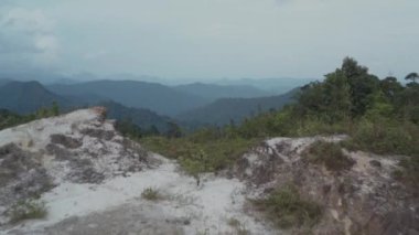 Phangnga 'da bulutlu bir günde, Tayland' da güzel dağ manzarasının insansız hava aracı görüntüsü