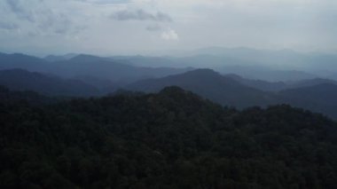 Phangnga 'da bulutlu bir günde, Tayland' da güzel dağ manzarasının insansız hava aracı görüntüsü