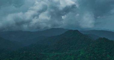 Phangnga 'da bulutlu bir günde, Tayland' da güzel dağ manzarasının insansız hava aracı görüntüsü