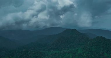 Phangnga 'da bulutlu bir günde, Tayland' da güzel dağ manzarasının insansız hava aracı görüntüsü