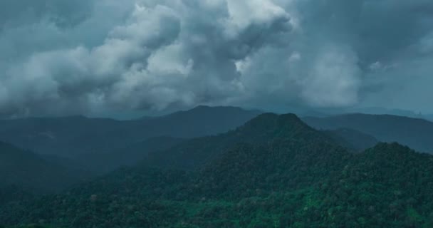 Luchtfoto Drone Uitzicht Het Prachtige Berglandschap Phangnga Tijdens Bewolkte Dag — Stockvideo