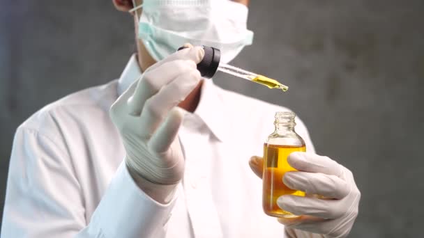 피펫과 의사의 클로즈업 마스크와 장갑을 실험실에서 — 비디오