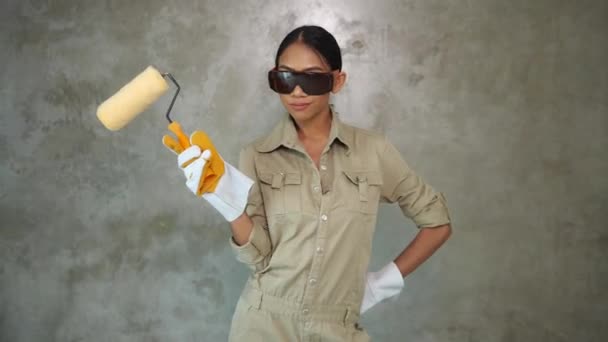 Aantrekkelijk Jong Meisje Bouwer Met Verfroller Uniform Beschermende Bril Handschoenen — Stockvideo