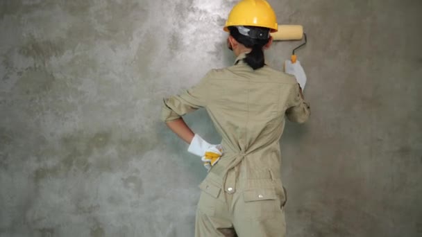 Pohled Tvůrce Dívky Nátěrem Uniformě Helmici Ochranných Brýlích Rukavicemi Betonové — Stock video