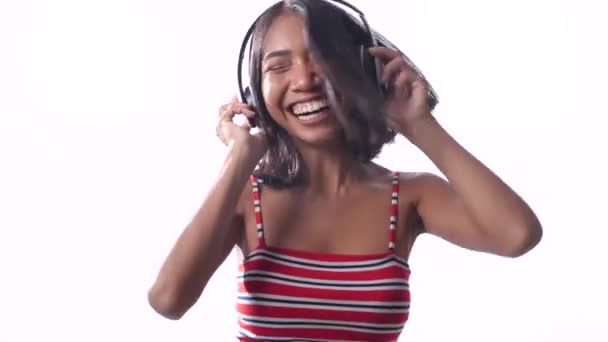 Retrato Niña Asiática Feliz Con Auriculares Bailando Sobre Fondo Blanco — Vídeo de stock