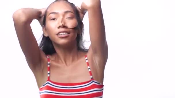 Porträtt Lycklig Ung Asiatisk Tjej Dansar Över Vit Vägg Bakgrund — Stockvideo