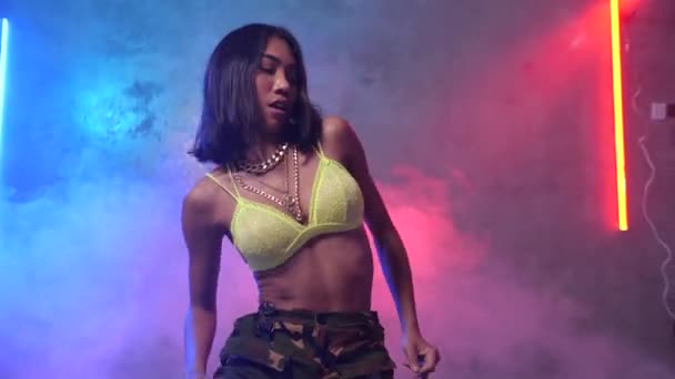 Genç Güzel Kadın Dans Hip Hop Neon Işıkları Ile Dumanlı — Stok video