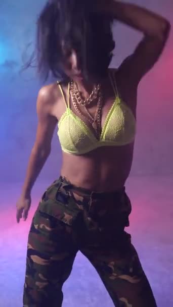 年轻美丽的女人跳舞嘻哈 街舞在烟熏工作室与霓虹灯 垂直视频 — 图库视频影像