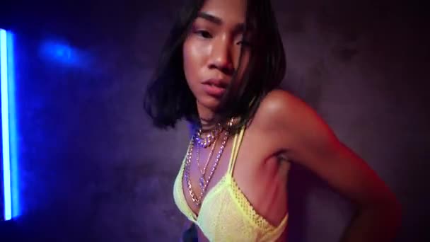 Mladá Krásná Žena Tančí Hip Hop Pouliční Tanec Studiu Neonové — Stock video
