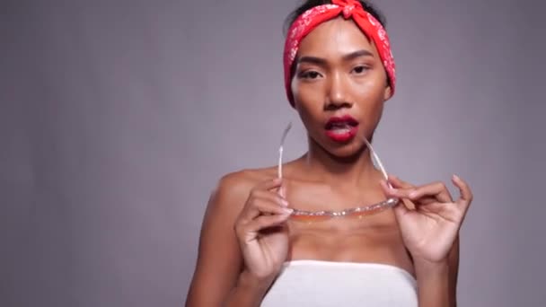 Güneş Gözlüğü Ile Mutlu Güzel Asya Pinup Kız Portresi Gri — Stok video