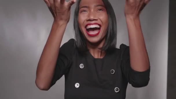 Ganska Lycklig Asiatisk Tjej Kul Med Konfetti Med Isolerade Över — Stockvideo