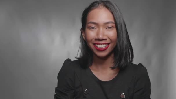 Elég Boldog Ázsiai Lány Szórakozás Konfetti Elszigetelt Több Mint Szürke — Stock videók