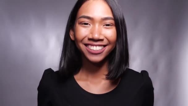 Pretty Happy Aziatische Meisje Waait Kaars Verjaardagstaart Geïsoleerd Grijze Muur — Stockvideo