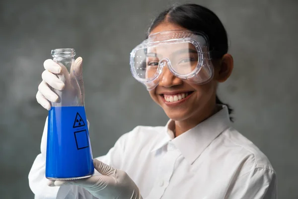 化学研究科学家在实验室工作与五颜六色的液体 年轻的女化学家做化学科学实验 — 图库照片