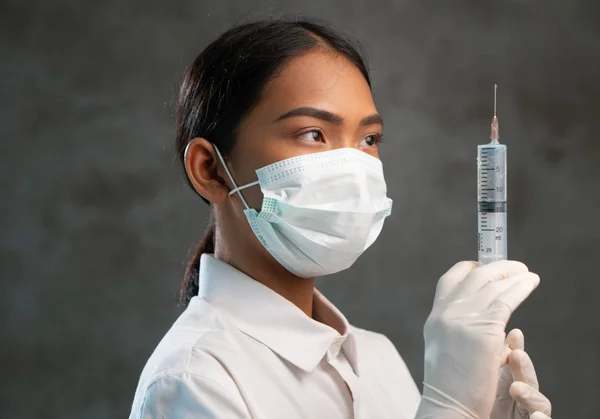 Primer Plano Joven Doctora Con Jeringa Médico Mujer Retrato Máscara —  Fotos de Stock