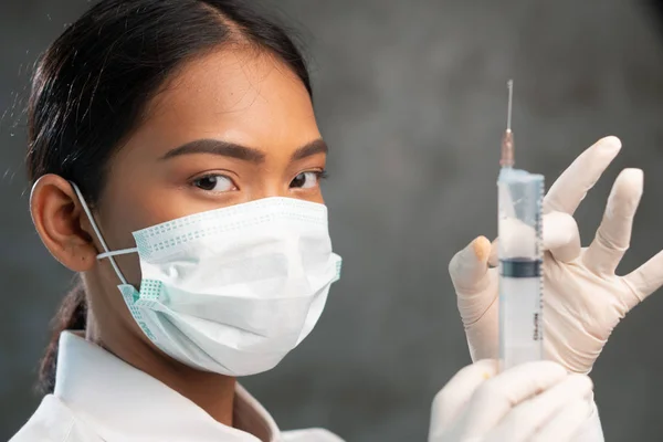 Primer Plano Joven Doctora Con Jeringa Médico Mujer Retrato Máscara — Foto de Stock