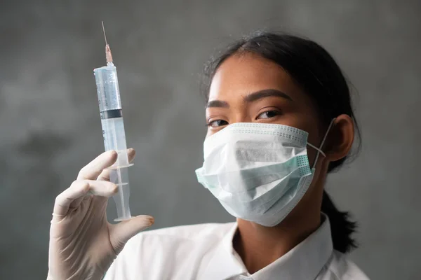 Primer Plano Joven Doctora Con Jeringa Médico Mujer Retrato Máscara — Foto de Stock