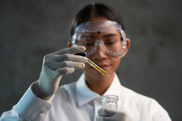 Ученый Химик Работающий Лаборатории Цветными Жидкостями Молодая Химик Проводит Научный — стоковое фото