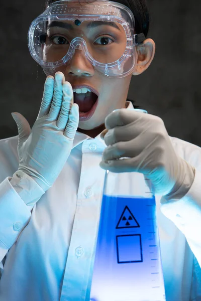 カラフルな液体で研究室で働く化学研究者 化学薬品で科学実験を行う若い女性化学者 — ストック写真