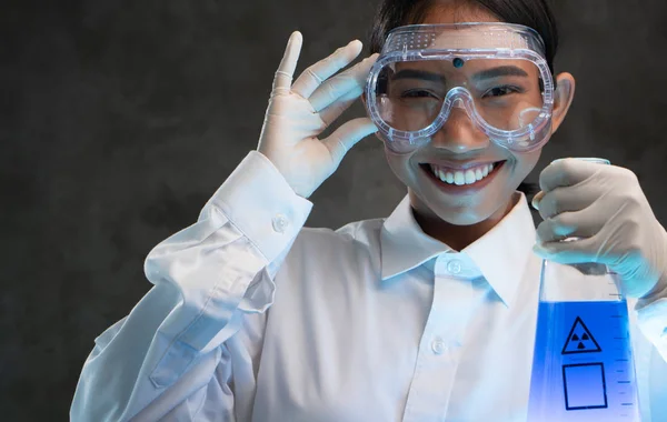 Cientista Pesquisa Química Trabalhando Laboratório Com Líquidos Coloridos Jovem Química — Fotografia de Stock