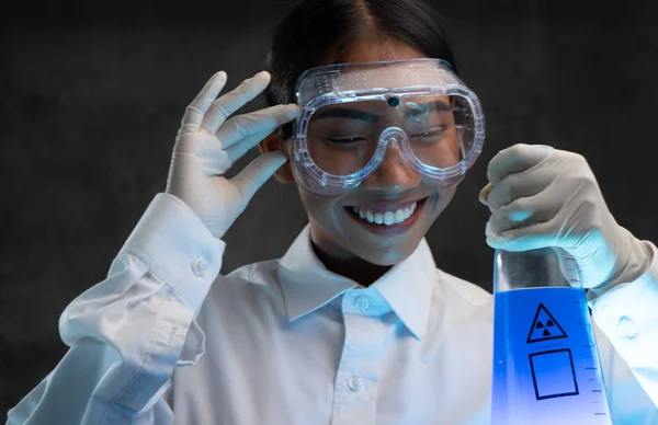 Chemisch Onderzoek Wetenschapper Werkzaam Het Lab Met Kleurrijke Vloeistoffen Jonge — Stockfoto