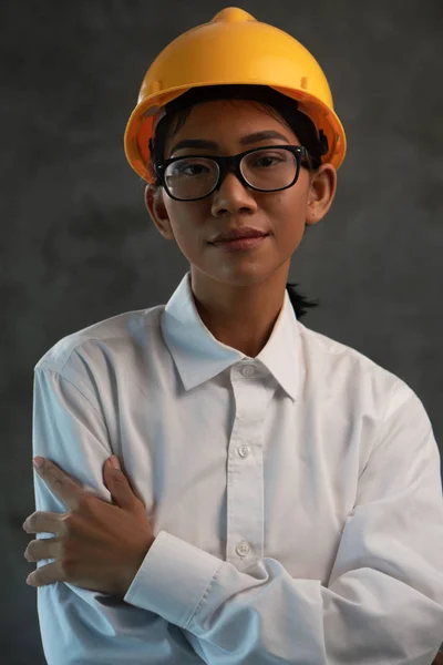 Porträt Einer Lächelnden Attraktiven Asiatischen Ingenieurin Vor Betonwand Hintergrund — Stockfoto