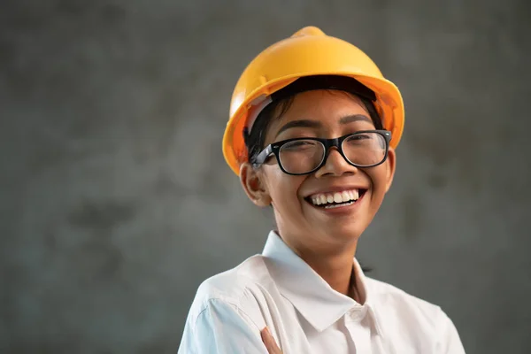 Portrait Smiling Attractive Asian Woman Engineer Concrete Wall Background — Stock Photo, Image