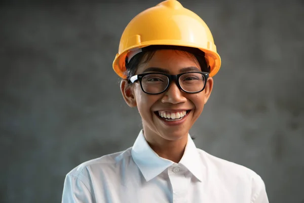 Porträt Einer Lächelnden Attraktiven Asiatischen Ingenieurin Vor Betonwand Hintergrund — Stockfoto