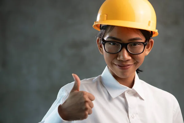 Portrait Smiling Asian Woman Engineer Showing Thumbs Gesture Concrete Wall — Stock Photo, Image