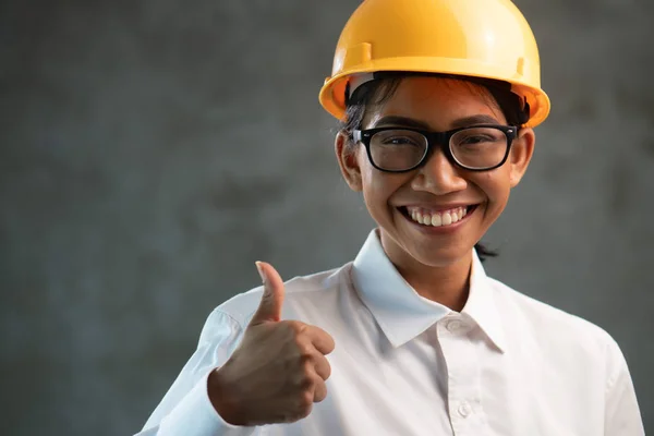 Retrato Sonriente Mujer Asiática Ingeniera Mostrando Pulgares Hacia Arriba Gesto —  Fotos de Stock