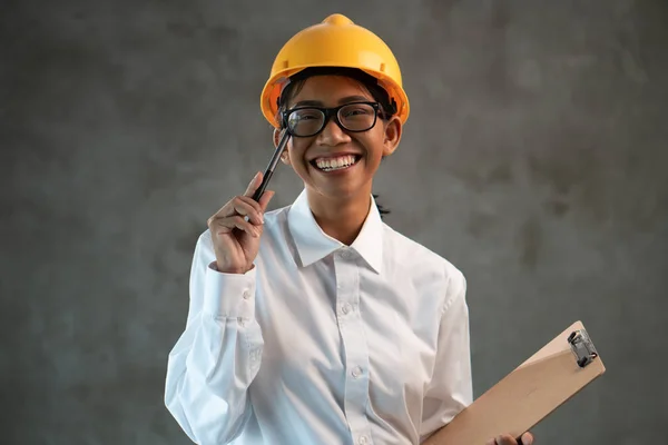 微笑有吸引力的亚洲女工程师的肖像与剪贴板在混凝土墙背景 — 图库照片