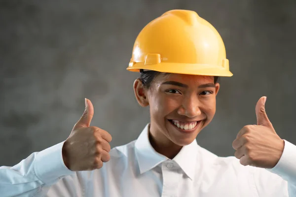 Portrait Smiling Asian Woman Engineer Showing Thumbs Gesture Concrete Wall — Stock Photo, Image