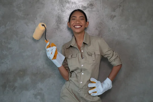 Retrato Atraente Jovem Construtor Com Rolo Pintura Geral Luvas Sorrindo — Fotografia de Stock