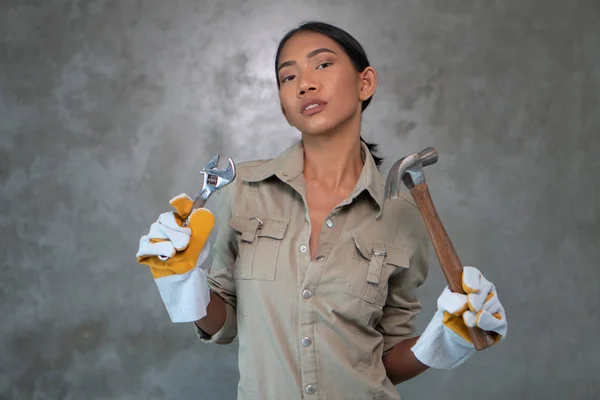 Porträt Der Attraktiven Jungen Bauarbeiterin Schraubenschlüssel Und Hammer Overall Und — Stockfoto